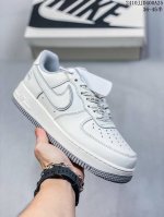 公司级带半码耐克Nike AIR FORCE 7 空军一号低帮百搭休闲运动板鞋。柔软、弹性十足的缓震性能和出色的中底设计，横跨复古与现代的外型结合，造就出风靡全