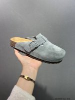 公司级Birkenstock Boston Vl 勃肯男女鞋 春夏新款 绒面金属针扣软木底包头运动板鞋 天鹅绒般的绒面革赋子休闲的经典外观，牛皮绒面革质地柔软