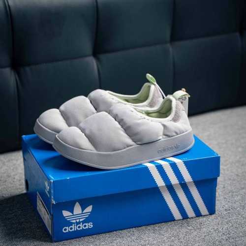 Adidas Originals Puffylette 一脚蹬袜套防水保暖面包鞋运动鞋 鞋面采用带有柔软内衬的编织材质制成 搭配鞋头显眼的 Three Stri
