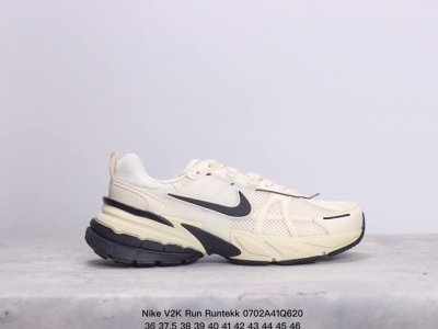 Nike 耐克 V2K Run 减震防滑 复古低帮跑步鞋 超火复古跑鞋，采用太空革组合呼吸网眼布鞋面材质，搭载正确4层组合底模，嵌入tpu加固稳定模块,双层md