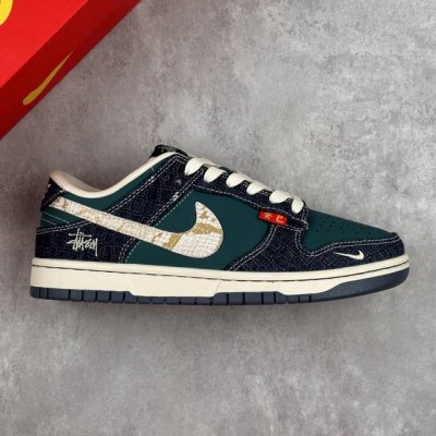 本地 核心私 stussy X Nike Dunk Sb Low 斯图西 X 耐克 Sb 低帮 蓝白色 休闲运动板鞋 鞋身整体以蓝色皮革打造 搭配蓝色牛仔框架覆