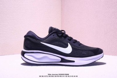 真标Nike Journey Run 跑步鞋 使用了新型的缓震材料 脚感偏韧 后跟有加厚的海绵填充 鞋子前掌和后掌做了加宽设计 增加了跑步时的稳定性 织物加网纱