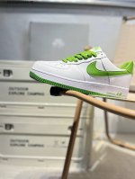 100 福利特价耐克 Nike Air Force 1 '07空军一号 百搭休闲运动板鞋。柔软、弹性十足的缓震性能和出色的中底设计，横跨复古与现代的外型结合，造