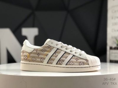 阿迪达斯 Ad Originals Superstar 简约大方的造型设计 给人以随性休闲的时尚格调 穿着舒适轻便 运动灵活自如 满足日常个性穿搭 货号 Jy8