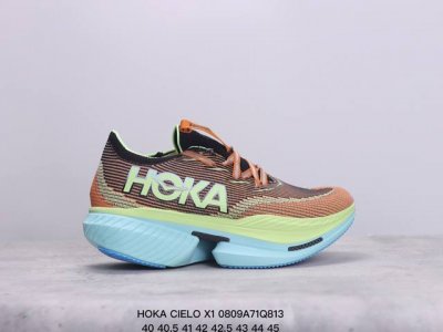 公司级hoka 霍卡 Hoka Cielo X1 竞速跑鞋 外观整合hoka 顶尖碳板技术、中底泡棉科技和几何学，设计符合自然步态的不对称鞋面和鞋底结构，专为精