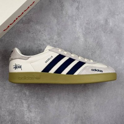 本地 核心私 阿迪达斯 Adidas Samba Og Trainers 斯图西联名---奶白蓝橄榄绿底 低帮休闲运动板鞋 原厂定制长毛翻毛皮组合环保纤维革鞋面