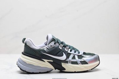 公司级耐克Nike V2K Run跑步鞋复古风潮 网面透气运动鞋 灰银紧致的鞋面材质提供良好的包裹性鞋侧 Swoosh以及鞋头部分搭配增添不少亮点的镀铬细节鞋垫