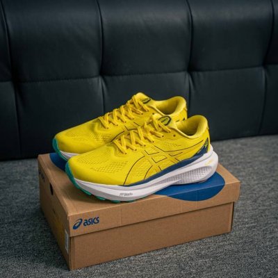 核心私 Asics Gel-Kayano 30简约百搭舒适耐磨透气低帮跑步鞋，Kayano是由板砖脚感进化而来的亚瑟士稳定跑鞋。在第30代，在支撑中保证了稳定。