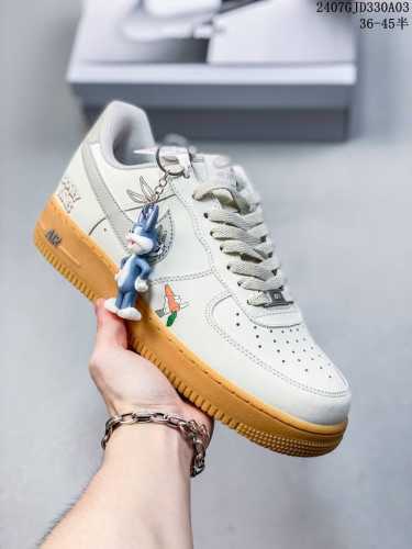 公司级带半码 Nk Air Force 1‘07 Low 空军一号低帮休闲板鞋 鞋款采用再生材料制成，混合了皮革、网眼和绒面革。侧面的双 Swooshes、“8