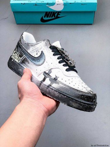 公司级！Nike Court Vision 1 “镜之魅影”手绘涂鸦定制板鞋 在那幽谧昏暗的房间里，一面古老的镜子静静伫立，镜面斑驳，裂痕交错，镜之魅影，它不仅