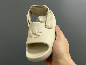活动价 a家新款两穿魔术贴儿童凉鞋 size 22-35码 还没上就爆单啦 三葉草愛迪達新款 国内买不到哦 可拆卸后跟的款式 两穿真的超实用 一体成型Eva工艺