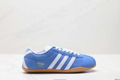 公司级Adida阿迪达斯Tokyo pack舒适百搭经典休闲运动鞋 此次为Tokyo系列带来三双全新配色 清爽蓝色绒面搭载白色皮革三条纹 增添了复古干净的印象