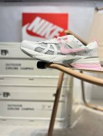 nk V2K Runtekk 减震防滑低帮 复古老爹鞋跑步鞋 鞋款被命名为 Runtekk 设计上借鉴了 2000 年的跑鞋风格 配色上以金属银为主调 简练又有