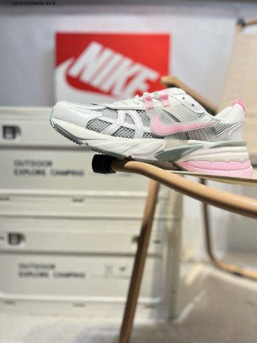 nk V2K Runtekk 减震防滑低帮 复古老爹鞋跑步鞋 鞋款被命名为 Runtekk 设计上借鉴了 2000 年的跑鞋风格 配色上以金属银为主调 简练又有