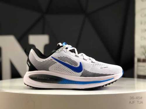 真标带半码 耐克 Nike Vomero 18 舒适减震防滑 低帮跑步鞋 全掌Reactx泡绵中底 前掌和后跟还配备了Air Zoom气垫单元 据说跑起来更快更