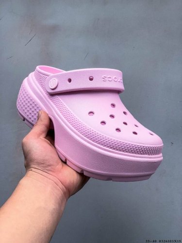 110 卡骆驰Crocs Classic Clog 新款雪屋厚底洞洞鞋！简约、潮流造型55Mm柔软厚底，鞋面孔洞可搭配智必星，一鞋两穿可调节式后跟带增添鞋身的稳