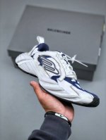 K Balenciaga巴黎世家16代 Monday 其前卫的设计 夸张的体积和反光细节赋予其特别的轮廓 采用头层牛皮材质制成 带来良好脚感 外观全新造型 鞋身