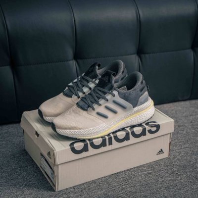 核心私 Adidas X_plrboost 款 爆米花跑鞋 全新跑鞋 爆米花针织鞋面休闲运动慢跑鞋。依旧采用了针织鞋面的设计，但是鞋面的设计语言却并不单调。半透