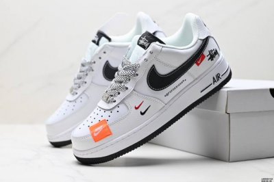 真标耐克Nike Air Force 1“07空军一号低帮百搭休闲运动板鞋。柔软、弹性十足的缓震性能和出色的中底设计，横跨复古与现代的外型结合，造就出风靡全球三