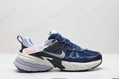 公司级耐克nike V2K Run跑步鞋复古风潮 网面透气运动鞋 灰银紧致的鞋面材质提供良好的包裹性鞋侧 Swoosh以及鞋头部分搭配增添不少亮点的镀铬细节鞋垫