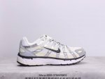 耐克nike P-6000 跑鞋内外侧都用了红色的钩子，采用透气材料，搭配匠心覆面，再现千禧年代的跑鞋风格，塑就大气外观。鞋款秉承 Nike Pegasus 2