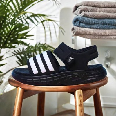 热 销 夏季Adidas的设计一直都是简单大气上档次，却又潮爆了！这双凉鞋，你值得拥有，不管单穿还是配双袜子，你都是这条街最潮的仔！26-37