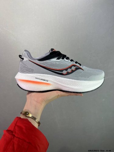 公司级 Saucony Triumph 索康尼胜利旗舰级缓震型跑鞋 性能相比前几代再升级：鞋面采用全新升级的工学网设计 贴合脚部更透气 中底部分使用最新的Pwr
