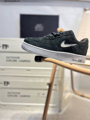 耐克 Nike Air Force 1 '07空军一号 百搭休闲运动板鞋。柔软、弹性十足的缓震性能和出色的中底设计，横跨复古与现代的外型结合，造就出风靡全球三十