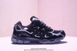 Asics 亚瑟士 男女鞋真标半码制，升级原楦原纸版开发版型，采用翻毛皮组合网织物鞋面材质，后跟和前掌嵌入Gel胶缓震,轻质发泡材料组合耐磨橡胶外底甜酷风格随心