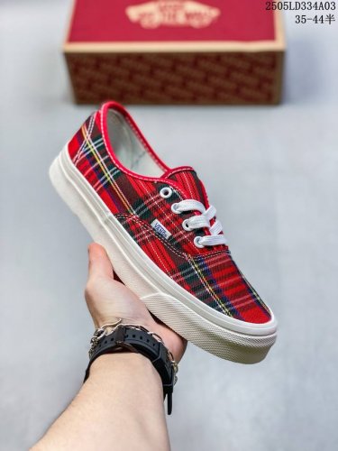 vans Authentic X Pendleton联名格纹系列 格纹元素横平竖直的线条及多变的颜色 变幻多种街头风格与Vans经典鞋型结合 再次诠释街头的个性