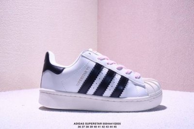 阿迪达斯 Adidas Superstar 2025年新款鞋子 蛇年新款 经典贝壳头系列 新款休闲板鞋潮流男女士运动鞋 。标志性的贝壳鞋头，简约的线条。就连版型