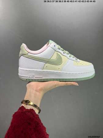 公司级特价福利耐克nike Air Force 1 Low 空军一号低帮百搭休闲运动板鞋。柔软、弹性十足的缓震性能和出色的中底设计，横跨复古与现代的外型结合，造 - 点击图像关闭