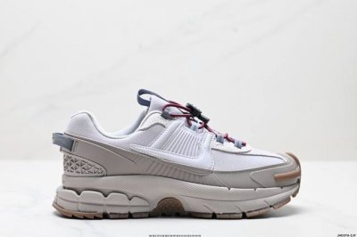 公司级耐克Nike Zoom Vomero Roam 马拉松复古跑五代休闲运动慢跑鞋 采用环保纤维革饰片组合网眼布鞋面材质 升级正确后跟Tpu加固 耐弯折热塑框
