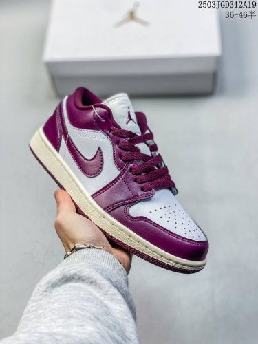 130 air Jordan 1 Low 低帮 乌梅子酱 Aj1 乔丹1代 Aj1 乔1 低邦 波尔多酒红 紫红白 乔丹篮球鞋系列 鞋款整体采用酒红和白色的配色