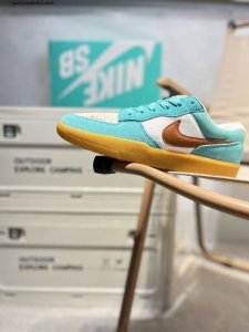 耐克Nike Sb Force 58 运动滑板鞋。这是一款将前沿创新带入街头的单品，它具有硫化杯底，具有出色的耐用性和灵活性。使用柔软皮革和帆布拼接，在饰面上放