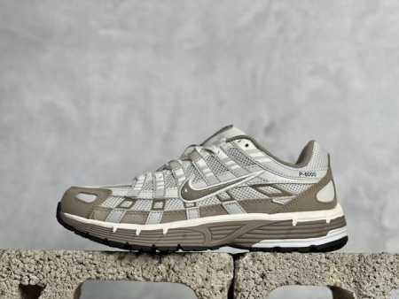 C版 耐克 Nike P-6000 复古技科个性运动老爹鞋。该鞋款鞋采面用纵横交错的覆面，重现 2000 年代鞋跑风格，同时搭配震缓鞋垫，带来舒的适步履体验。N - 点击图像关闭