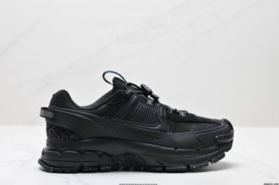 公司级耐克Nike Zoom Vomero Roam 马拉松复古跑五代休闲运动慢跑鞋 采用环保纤维革饰片组合网眼布鞋面材质 升级正确后跟Tpu加固 耐弯折热塑框
