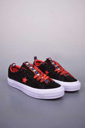 Converse X Hello Kitty 联名 结合经典的One Star鞋款 黑色鞋身搭配侧面红色星星Logo 凯蒂猫提拉 细节点缀非常巧妙 充满趣味性 - 点击图像关闭