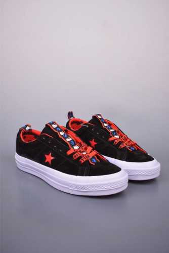 Converse X Hello Kitty 联名 结合经典的One Star鞋款 黑色鞋身搭配侧面红色星星Logo 凯蒂猫提拉 细节点缀非常巧妙 充满趣味性