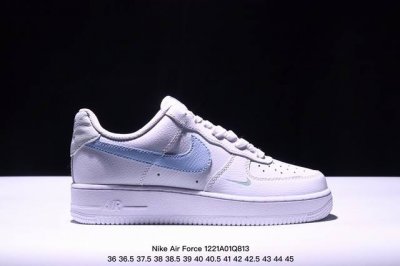 真标耐克nike Air Force 1 Low 空军一号低帮加绒 百搭休闲运动板鞋。柔软、弹性十足的缓震性能和出色的中底设计，横跨复古与现代的外型结合，造就出