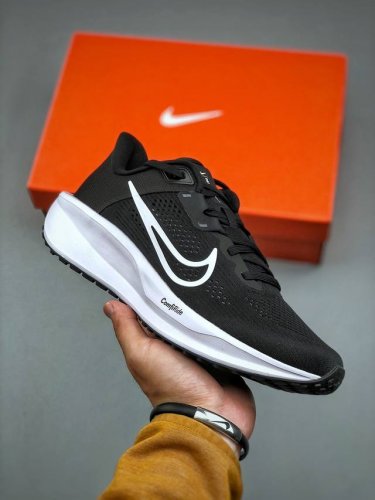 nike Quest 6 全新跑鞋网面透气 时尚休闲跑步鞋 简约高科技设计采用多层材料，为双足带来凉爽感受和稳固体验时尚鞋面搭配中足包覆设计，提供稳固贴合感。一