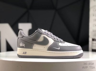 耐克 Nike Air Force 1 07空军一号低帮百搭休闲运动板鞋 柔软 弹性十足的缓震性能和出色的中底设计 横跨复古与现代的外型结合 造就出风靡全球三十