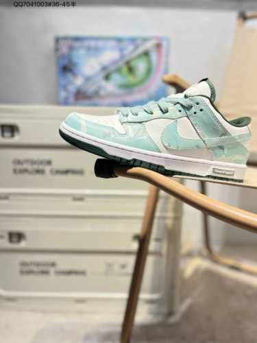 140 蛇年限定# 耐克Nike Dunk Low 板鞋Sb系列经典百搭休闲运动板鞋加厚鞋舌的填充，使舒适性大大提升，同时也更方便穿脱中底部分则加入了脚感柔软舒