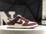 Nk Sb Dunk Low 美拉德风 低帮休闲板鞋 #款鞋采用全优质绒面革基底制成，确保了耐用性，又带给人一种高级质感。鞋头设计有透气孔，增强透气性，而网眼布