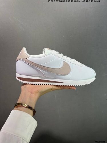 Nike Classic Cortez Nylon Pren 全新配色 经典阿甘休闲跑步鞋 纯粹而执着的精神，使得Cortez种在了一代人的心里，无论是否喜欢它