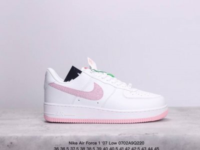 耐克 Nike Air Force 1 '07 Low 空军一号低帮，柔软、弹性十足的缓震性能和出色的中底设计，横跨复古与现代的外型结合，造就出风靡全球三十多年