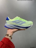 公司级Adidas Supernova 超级跑鞋 Dreamstrike+ 中底科技精准调校的泡棉密度平衡柔弹性与支撑性，保证优异舒适的脚感枕形设柔软织物包裹提