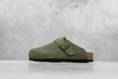 德国百年知名鞋履品牌 博肯 Birkenstock 半拖 公司级出品 采用质地柔软牛皮绒面革植入 羊羔毛鞋垫和里衬材质 中底搭载缓震软木橡胶 纯色羊毛内里 保暖