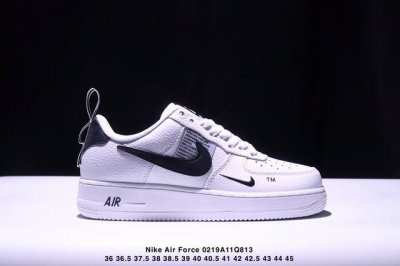 公司级耐克Nike Air Force 1“07空军一号低帮百搭休闲运动板鞋。柔软、弹性十足的缓震性能和出色的中底设计，横跨复古与现代的外型结合，造就出风靡全球