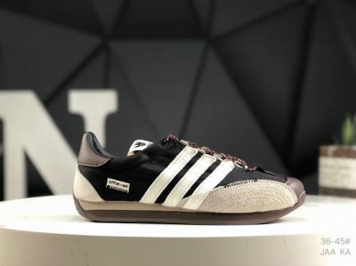 真标带半码阿迪达斯 Adidas Country Og W 阿迪复古联名休闲跑鞋 独特混纺材质，提供非凡的舒适，确保了长时间穿着的舒适经典条纹设计，现代时尚的诠